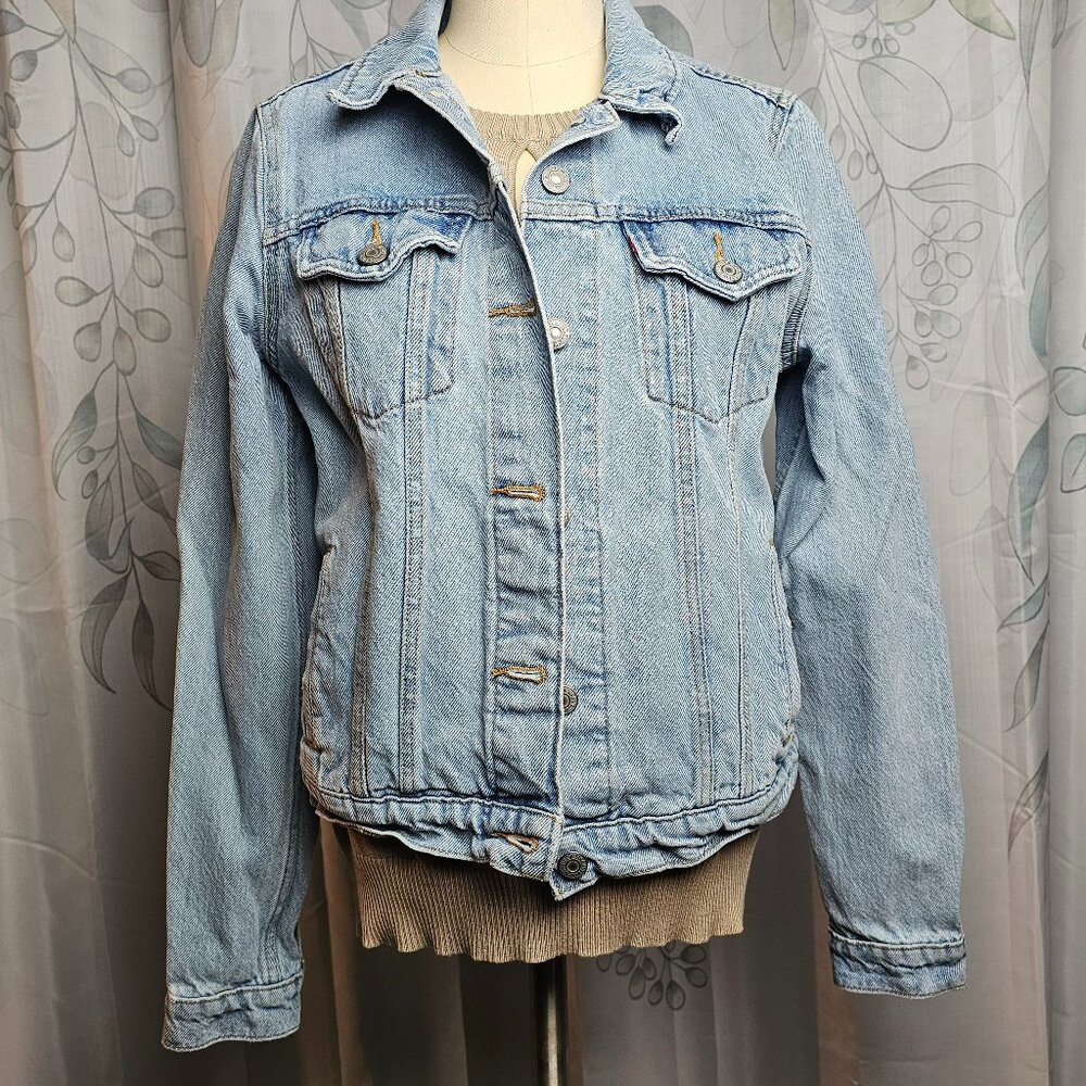 Vintage Levi Strauss & Co Light Blue Jean Medium Trucker Jacket Sri Lanka